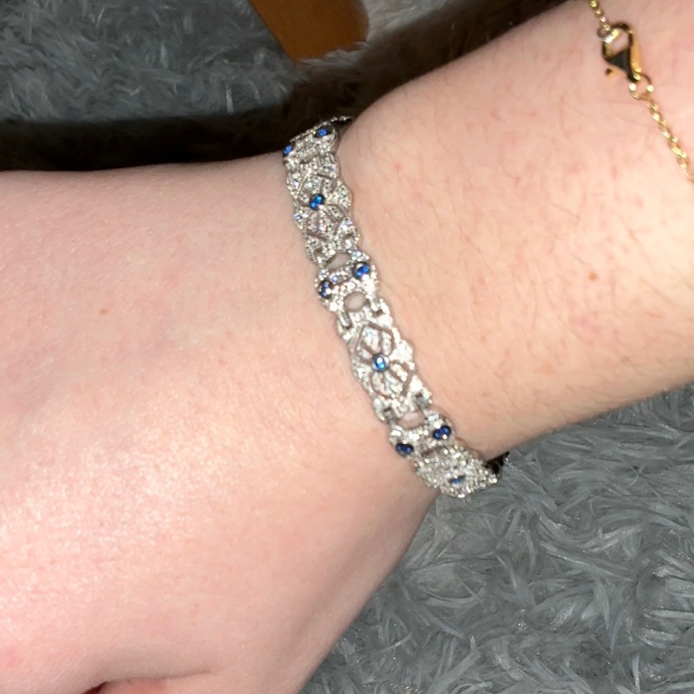 🚨SPARKLY BRACELET W/ BLUE GEMS!